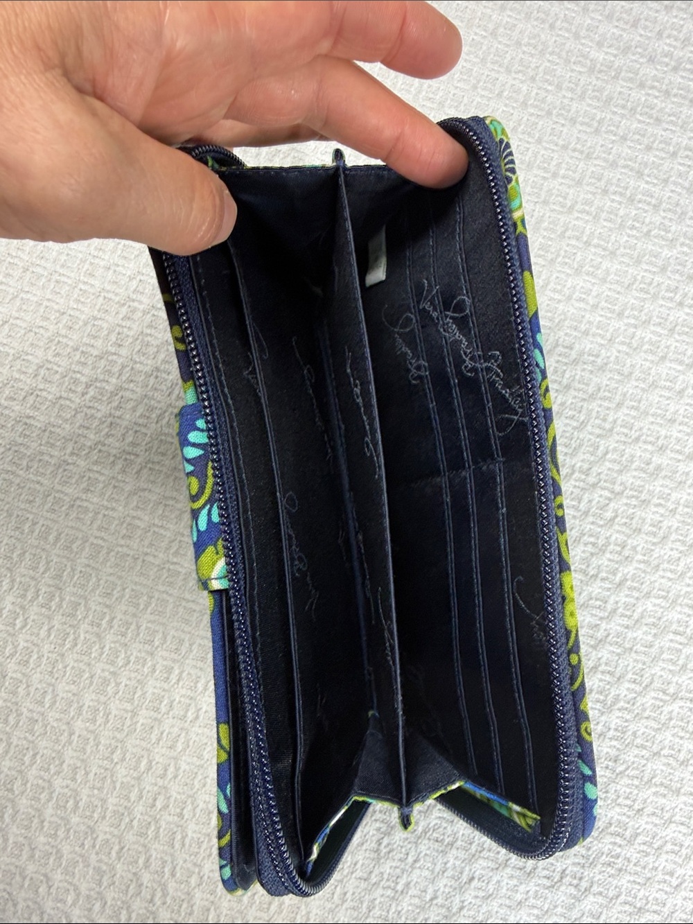 Vera Bradley turn lock wallet in Rhythm & Blues pattern - Picture 3 of 8